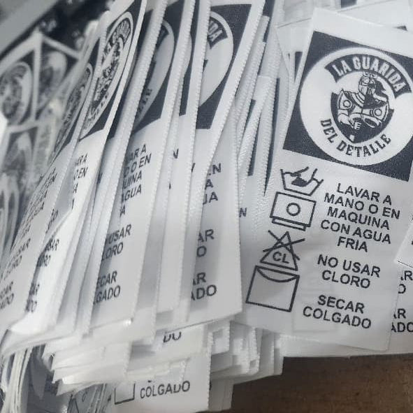 40m de Etiquetas de Satín Personalizadas – Fondo Blanco, Impresión Negra