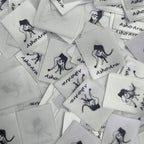 40m de Etiquetas de Satín Personalizadas – Fondo Blanco, Impresión Negra
