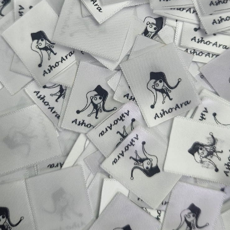 40m de Etiquetas de Satín Personalizadas – Fondo Blanco, Impresión Negra