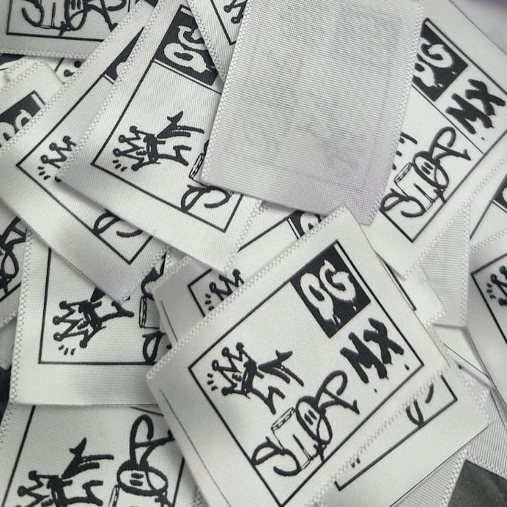 40m de Etiquetas de Satín Personalizadas – Fondo Blanco, Impresión Negra