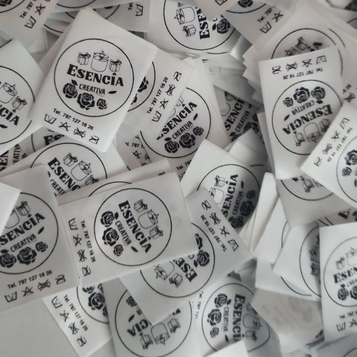 40m de Etiquetas de Satín Personalizadas – Fondo Blanco, Impresión Negra